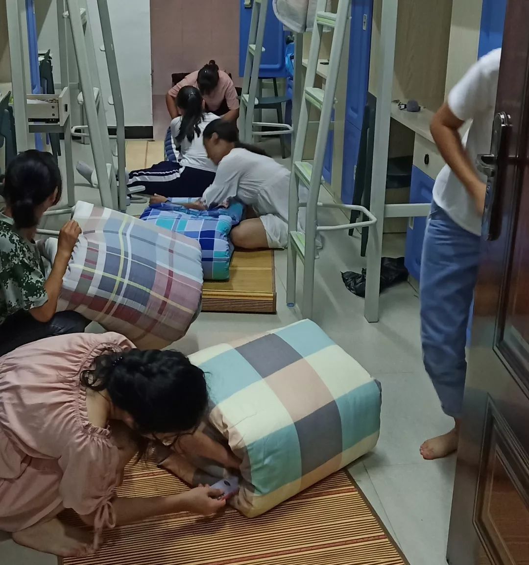 正在整理被子的新生